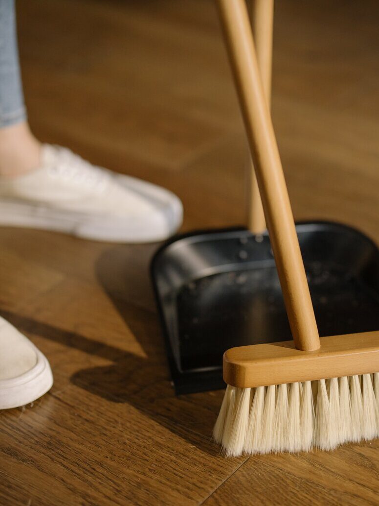 Diamond Cleaning image of cleaning an office trash.