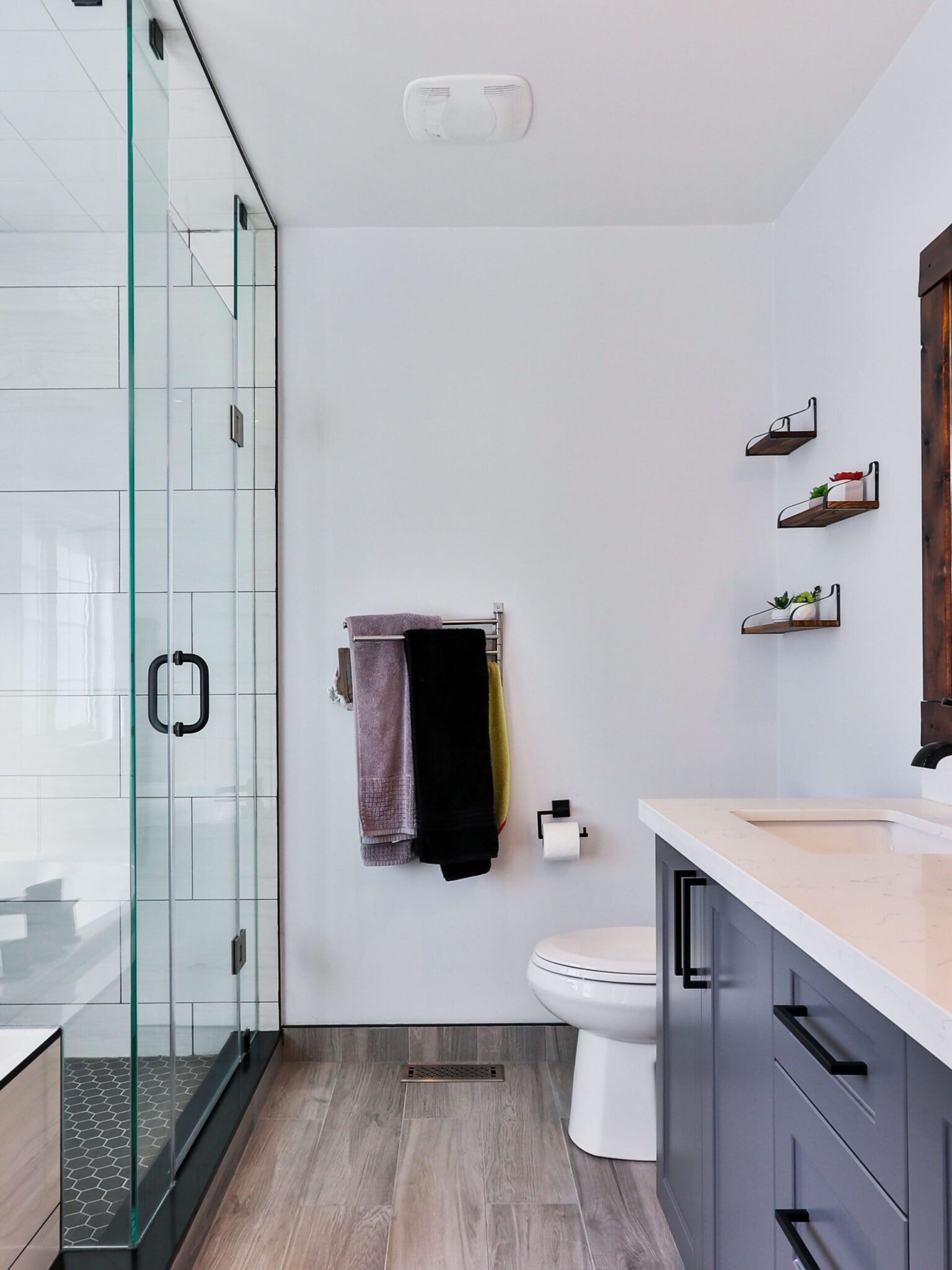Diamond Cleaning image of deep-cleaned bathroom.