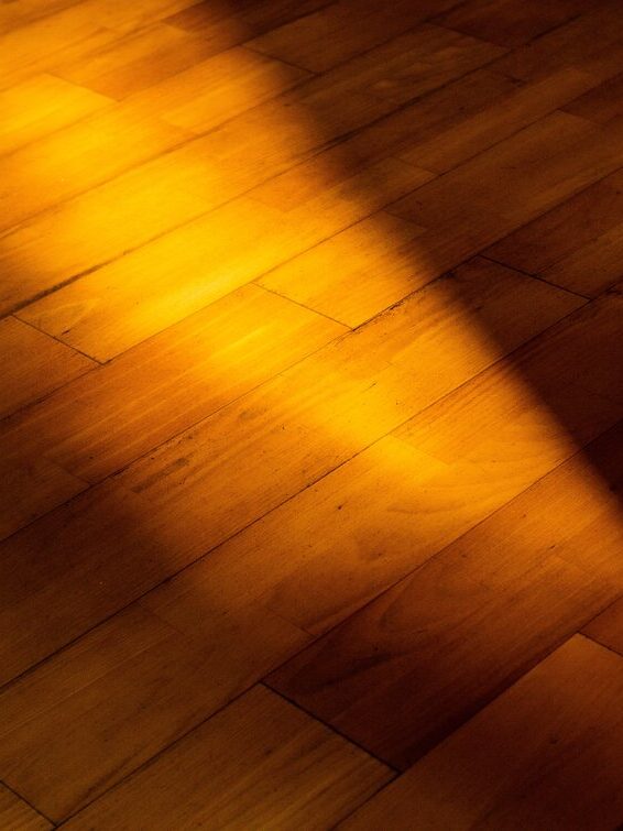 Diamond Cleaning image of a very clean hardwood floor.